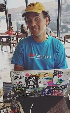 Kosha Dillz at his regular haunt, the Starbucks in Pico-Robertson. (Madison Margolin/Times of Israel)