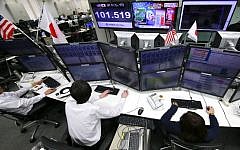 Money traders watch computer screens with the day's exchange rate between yen and the US dollar at a foreign exchange brokerage in Tokyo, November 9, 2016. (AP Photo/Shizuo Kambayashi)
