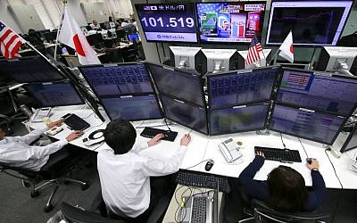 Money traders watch computer screens with the day's exchange rate between yen and the US dollar at a foreign exchange brokerage in Tokyo, November 9, 2016. (AP Photo/Shizuo Kambayashi)