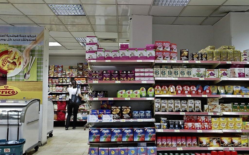 A woman shops at a supermarket in Cairo, Egypt, November 2, 2016. (AP Photo/Nariman El-Mofty)