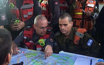 Head of the IDF's Home Front Command Maj. Gen. Yoel Strick speaks with the head of the fire department over the plans to fight a blaze in the city of Haifa on November 24, 2016. (IDF Spokesperson's Unit)