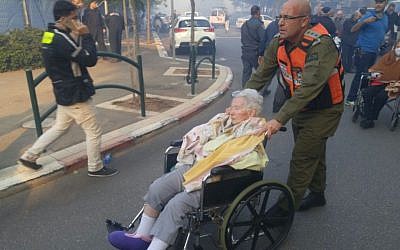 Troops from the IDF's Home Front Command assist in evacuations in Haifa in light of a massive fire in parts of the city on November 24, 2016. (IDF Spokesperson's Unit)