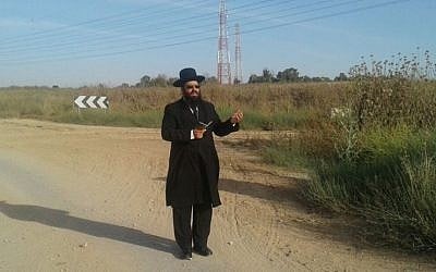 Rabbi Netanel Shriki prays at the Gaza border for Hamas tunnels to collapse, May 2016 (Facebook)