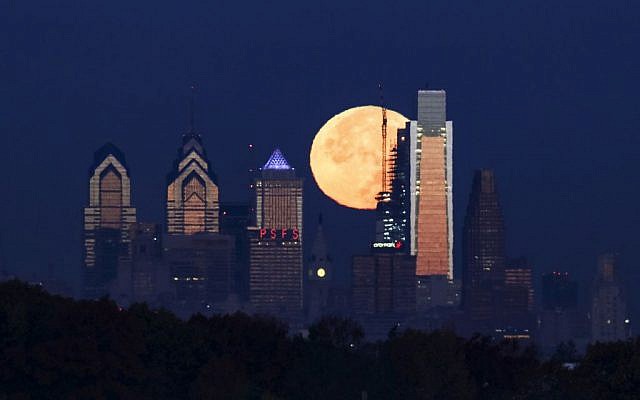 The supermoon, brightest moon in almost 69 years, sets behind the Philadelphia skyline on November 14, 2016. (Joseph Kaczmarek/AP Photo) The supermoon, brightest moon in almost 69 years, sets behind the Philadelphia skyline on November 14, 2016. (Joseph Kaczmarek/AP Photo)
