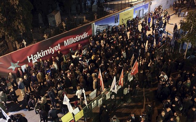 People gather outside the headquarters of Cumhuriyet newspaper in Istanbul to condemn the detentions of its journalists, October 31, 2016. (AP Photo)