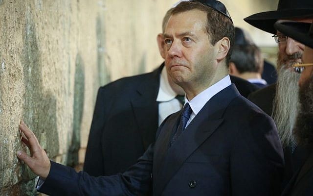 Prime Minister of Russia Dmitry Medvedev at the Western Wall in Jerusalem, November 10, 2016. (Shlomi Cohen/Flash90) 