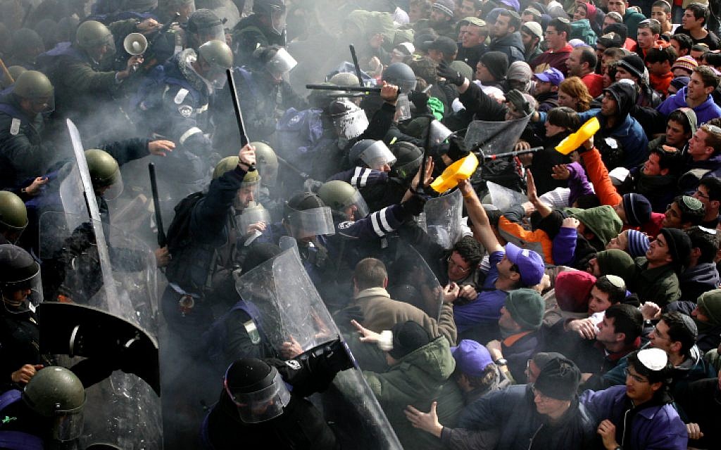 The 2006 clashes in Amona (Nati Shohat/Flash 90)