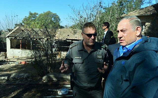 Benjamin Netanyahu touring Beit Meir in the Jerusalem hills on November 25, 2016, after a fire swept through the community. (Kobi Gideon/GPO)