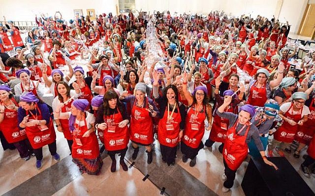 Jewish mothers from around the world taking part in 'The Great Big Challah Bake' in Jerusalem on Thursday, November 10 2016. (Aviram Waldman)