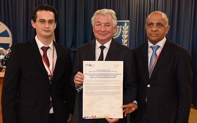 Ellie Stern (left) AJCongress Executive Director, AJCongress President Jack Rosen, and Dr. Munr Kazmir, AJCongress Vice President, hold the signed resolution (Courtesy)