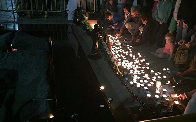 Israelis light candles at the site of prime minister Yitzhak Rabin's 1995 murder in Tel Aviv on November 5, 2016 (Times of Israel)