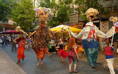 Giant puppets are one of the cultural events sponsored by the municipality and partners at pop-up events taking place around Jerusalem in November and December 2016 (Courtesy JLM i-team)