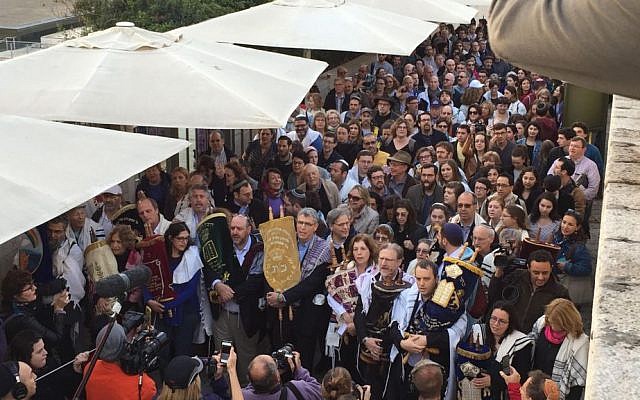 Liberal Jewish activists enter the Western Wall carrying Torah scrolls on Wednesday, November 2, 2016 (courtesy)