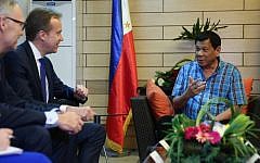 Philippine President Rodrigo Duterte (R) meets with Norwegian Foreign Affairs Minister Borge Brende at Matina Enclaves in Davao City on November 25, 2016. (AFP/Karl Norman Alonzo)
