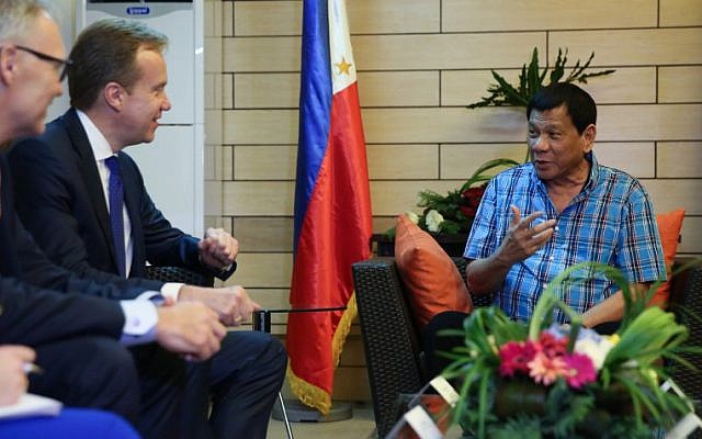 Philippine President Rodrigo Duterte (R) meets with Norwegian Foreign Affairs Minister Borge Brende at Matina Enclaves in Davao City on November 25, 2016. (AFP/Karl Norman Alonzo) Philippine President Rodrigo Duterte (R) meets with Norwegian Foreign Affairs Minister Borge Brende at Matina Enclaves in Davao City on November 25, 2016. (AFP/Karl Norman Alonzo)