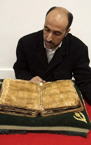 A man reads an encyclopedia about Maliki Muslim doctrine at the al-Qarawyin Library in the Moroccan city of Fez on November 21, 2016.( AFP PHOTO / FADEL SENNA)