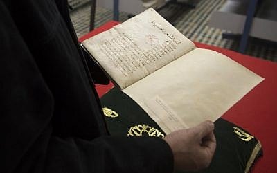 A man reads a manuscript on astronomy by renowned tenth century Muslim philosopher Al-Farabi, at the al-Qarawyin Library in the Moroccan city of Fez on November 21, 2016. (AFP PHOTO / FADEL SENNA)