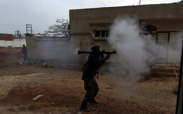 Soldiers from the Libyan National Army fire towards jihadist positions in the area of Qanfudah, south of Benghazi, on November 30, 2016, after they retook the area from jihadist fighters. (AFP PHOTO / Abdullah DOMA) Soldiers from the Libyan National Army fire towards jihadist positions in the area of Qanfudah, south of Benghazi, on November 30, 2016, after they retook the area from jihadist fighters. (AFP PHOTO / Abdullah DOMA)