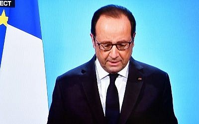 A photo taken on December 1, 2016 in Paris, shows a TV screen displaying French President Francois Hollande delivering an official statement at the Elysee Palace.  AFP/OLIVIER MORIN)