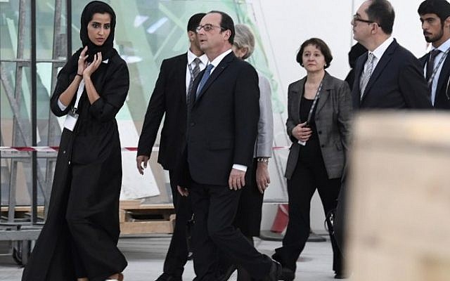 French President Francois Hollande (C) visits The Louvre Abu Dhabi on December 3, 2016, in the Gulf Emirate's capital. Hollande is on a two-day trip in the UAE to attend an international conference to discuss the creation of a $100-million fund to protect and restore heritage sites threatened by extremism and conflict. (AFP PHOTO / STEPHANE DE SAKUTIN)