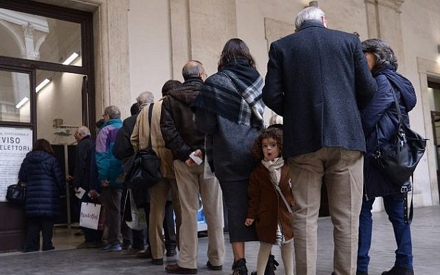 People queue to vote during a referendum on constitutional reforms, on December 4, 2016 outside a polling station in Rome. Italians began voting today in a constitutional referendum on which reformist Prime Minister Matteo Renzi has staked his future. AFP/ Filippo MONTEFORTE)