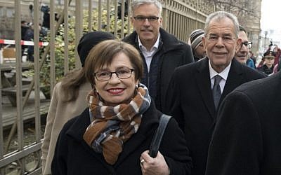 Alexander Van der Bellen, leader of the Green Party, candidate for presidential election and his wife Doris Schmidauer (L) leave the polling station after they cast their ballots at the 6th district in Vienna during Austria's presidential elections on December 4, 2016. / AFP PHOTO / JOE KLAMAR