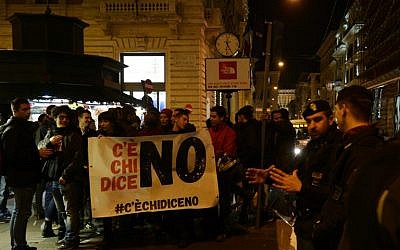 Supporters of the "NO" for the Constitutional referendum demonstrate near the Italian Chamber of Deputies, on December 5, 2016 in Rome. (AFP PHOTO / Filippo MONTEFORTE)