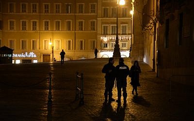 Policemen stand near the Palazzo Chigi (not seen) on December 5, 2016 in Rome. Italian Prime Minister Matteo Renzi tendered his resignation today after a crushing referendum defeat that was cheered by populist leaders and sent shockwaves rippling around Europe. / AFP PHOTO / Filippo MONTEFORTE