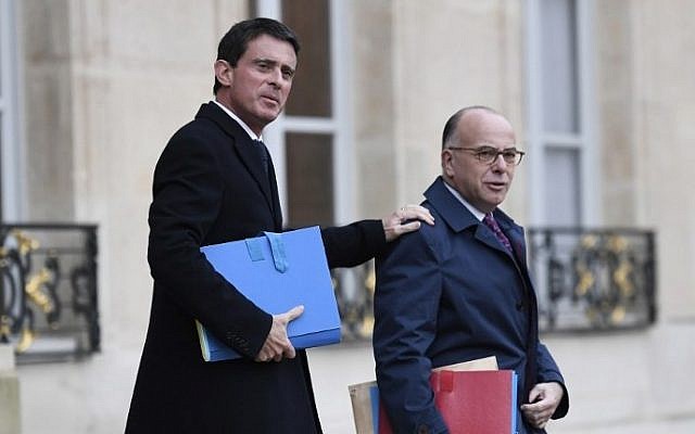 French Prime minister Manuel Valls, left, and French Interior minister Bernard Cazeneuve leaving the weekly cabinet meeting at the Elysee presidential Palace in Paris, November 23, 2016. (AFP/STEPHANE DE SAKUTIN) French Prime minister Manuel Valls, left, and French Interior minister Bernard Cazeneuve leaving the weekly cabinet meeting at the Elysee presidential Palace in Paris, November 23, 2016. (AFP/STEPHANE DE SAKUTIN)