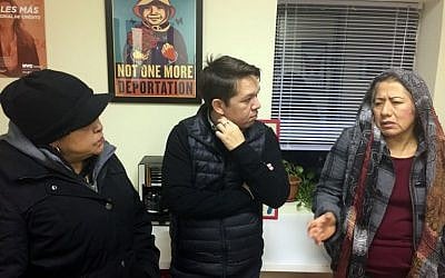 Gonzalo Mercado, director of community job center La Colmena, speaks with undocumented immigrants in Staten Island, New York on December 5, 2016. (AFP PHOTO / Laura BONILLA CAL) 