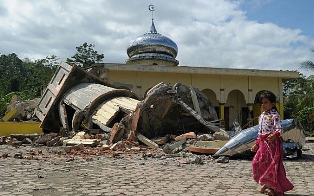 Illustrative. An Acehnese girl walks past a collapsed mosque minater following an earthquake in Pidie, Aceh province, Indonesia, on December 7, 2016. (AFP PHOTO/CHAIDEER MAHYUDDIN) Illustrative. An Acehnese girl walks past a collapsed mosque minater following an earthquake in Pidie, Aceh province, Indonesia, on December 7, 2016. (AFP PHOTO/CHAIDEER MAHYUDDIN)