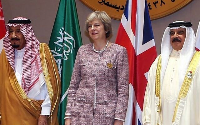 Saudi King Salman (L), British Prime Minister Theresa May (C) and King of Bahrain, Hamad bin Issa al-Khalifa, pose for a picture during a Gulf Cooperation Council (GCC) summit on December 7, 2016, in the Bahraini capital Manama. (AFP)