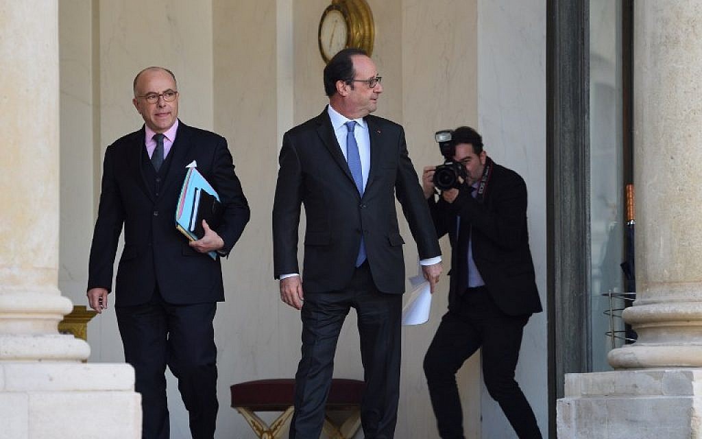 French president Francois Hollande, center, escorts newly appointed Prime minister Bernard Cazeneuve, left, out of the Elysee Palace following the weekly cabinet meeting, on December 7, 2016 in Paris. (AFP/Eric FEFERBERG)