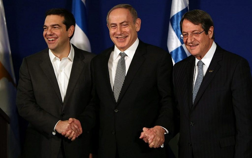 Prime Minister Benjamin Netanyahu (C) hosts Greek Prime Minister Alexis Tsipras (L) and Cypriot President Nicos Anastasiades at a trilateral meeting in Jerusalem on December 8, 2016. (AFP PHOTO/GALI TIBBON)