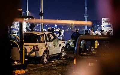 Turkish police officers and forensic work on the site where a car bomb exploded near the stadium of football club Besiktas in central Istanbul on December 10, 2016. (AFP PHOTO / OZAN KOSE)