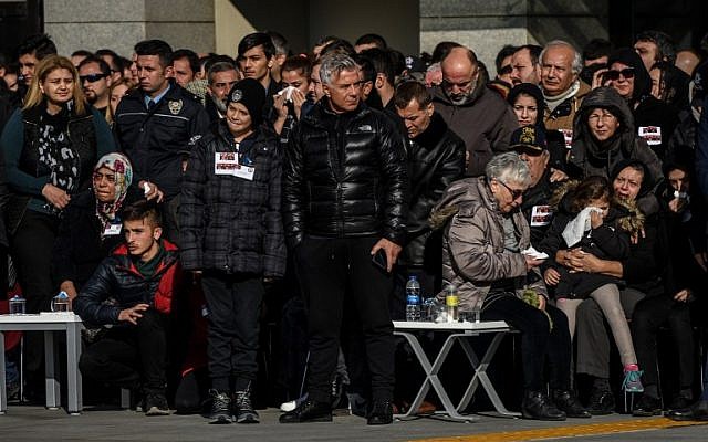 Relatives attend as they mourn during a funeral ceremony for police officers at Istanbul's police headquarters on December 11, 2016, a day after twin bombings near the home stadium of Besiktas football club.(AFP PHOTO / OZAN KOSE)