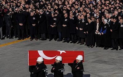 Turkish police officers carry a coffin at a funeral ceremony for killed officers on December 11, 2016, a day after twin bombings near the home stadium of Besiktas football club. ( AFP PHOTO / OZAN KOSE)