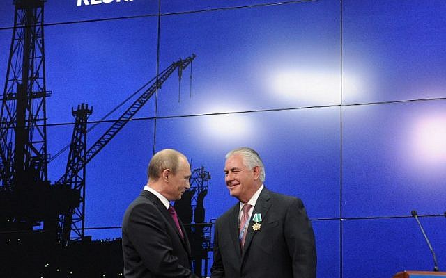 Russian President Vladimir Putin (L) and ExxonMobil CEO Rex W Tillerson, Trump's pick for secretary of state, at a ceremony to present awards to the heads and employees of major energy companies in Saint Petersburg on June 21, 2013. (AFP PHOTO/SPUTNIK/Michael Klimentyev)