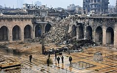 Syrian pro-government forces walking in the ancient Umayyad mosque in the old city of Aleppo on December 13, 2016, after they captured the area. ( AFP PHOTO / George OURFALIAN)