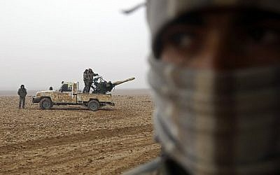 Fighters from the Kurdish-Arab alliance, known as the Syrian Democratic Forces, are seen near the village of Khirbet al-Jahshe, some 35 kilometers from al-Tabaqah on the western outskirts of Raqqa, on December 13, 2016. (AFP PHOTO/DELIL SOULEIMAN)