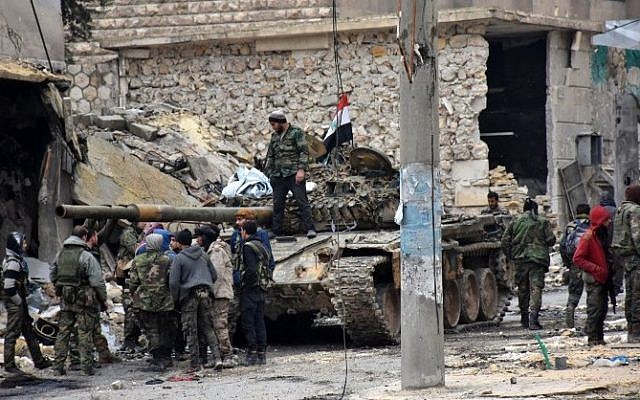 Syrian pro-government forces advance in the Jisr al-Haj neighbourhood during the ongoing military operation to retake remaining rebel-held areas in the northern embattled city of Aleppo on December 14, 2016. (AFP/ George OURFALIAN)