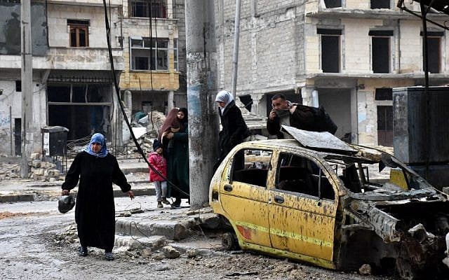Syrian civilians from the al-Sukari neighborhood flee during the ongoing government forces military operation to retake remaining rebel-held areas in the northern embattled city of Aleppo on December 14, 2016. (AFP PHOTO / George OURFALIAN)