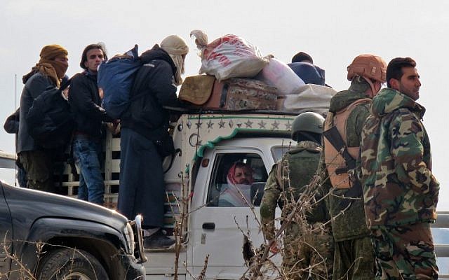 Syrians are evacuated from a rebel-held area of Aleppo on December 16, 2016. (AFP Photo)