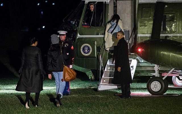 US President Barack Obama boards Marine One with First Lady Michelle Obama, back left, and his daughters, Sasha and Malia, in Washington, DC on December 16, 2016, as they depart for their Christmas holiday in Hawaii. (AFP PHOTO / ZACH GIBSON)