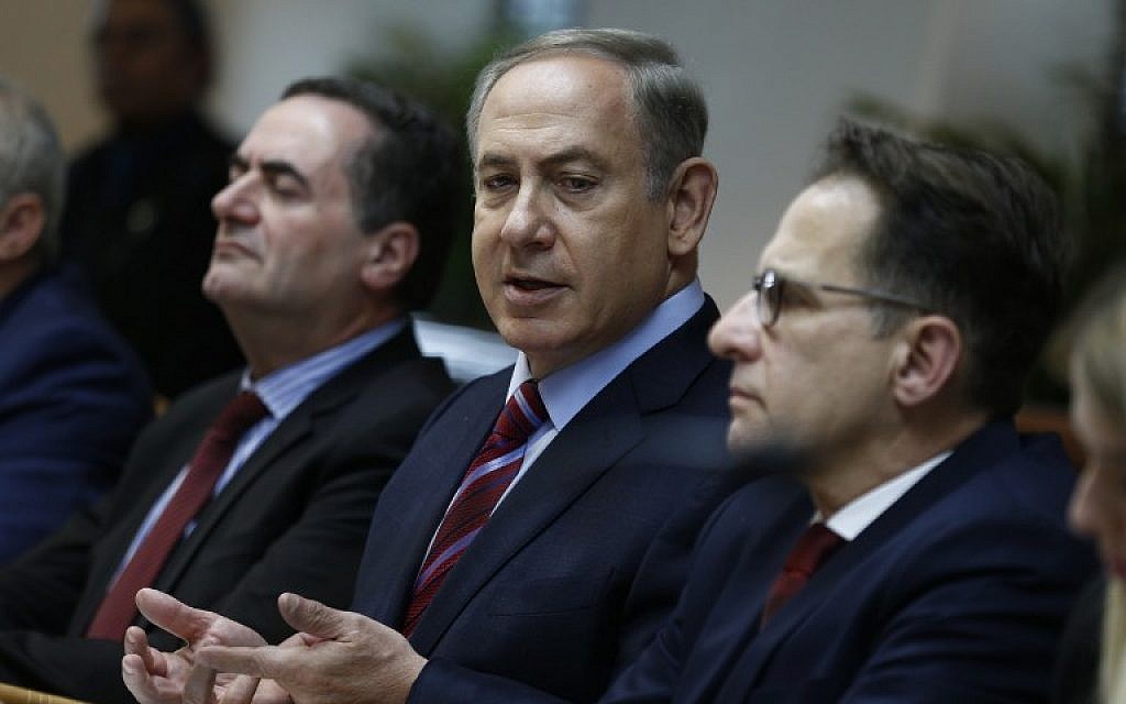 Israeli Prime Minister Benjamin Netanyahu, center, chairs the weekly cabinet meeting at his office in Jerusalem on December 18, 2016. (AFP/Pool/Amir Cohen)