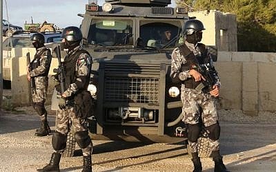 Jordanian security forces are seen on December 19, 2016 during the funeral of victims who were killed a day earlier in an attack at in Karak. (AFP PHOTO / KHALIL MAZRAAWI)