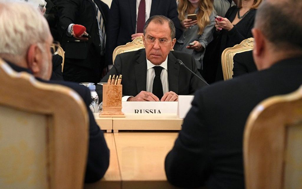 Russian Foreign Minister Sergei Lavrov (C), his Turkish counterpart Mevlut Cavusoglu (R) and Iran's Foreign Minister Mohammad Javad Zarif (L) attend a meeting in Moscow on December 20, 2016.   ( AFP PHOTO / Natalia KOLESNIKOVA)