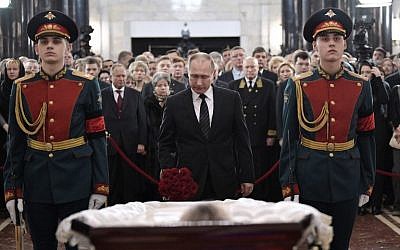 Vladimir Putin pays his respects to the slain Russian Ambassador to Turkey Andrei Karlov, during his funeral in Moscow on December 22, 2016. (AFP PHOTO/SPUTNIK/ALEXEI NIKOLSKY)