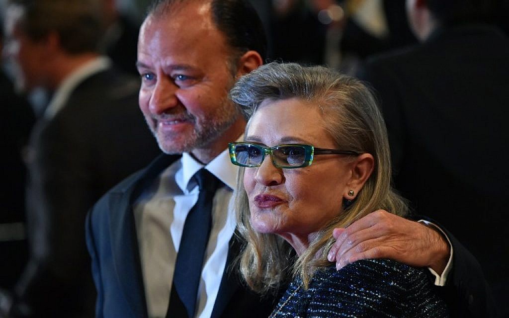 This photo taken on May 14, 2016 shows US actress Carrie Fisher posing with US actor and director Fisher Stevens for the screening of the film "Agassi (The Handmaiden - Mademoiselle)" at the 69th Cannes Film Festival in Cannes, southern France. (AFP PHOTO / ALBERTO PIZZOLI)
