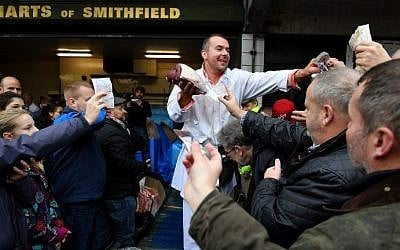 Butchers sell rump steak during the traditional Christmas Eve meat sale at Smithfield market in the city of London on December 24, 2016. (AFP Photo/Ben Stansall) Butchers sell rump steak during the traditional Christmas Eve meat sale at Smithfield market in the city of London on December 24, 2016. (AFP Photo/Ben Stansall)